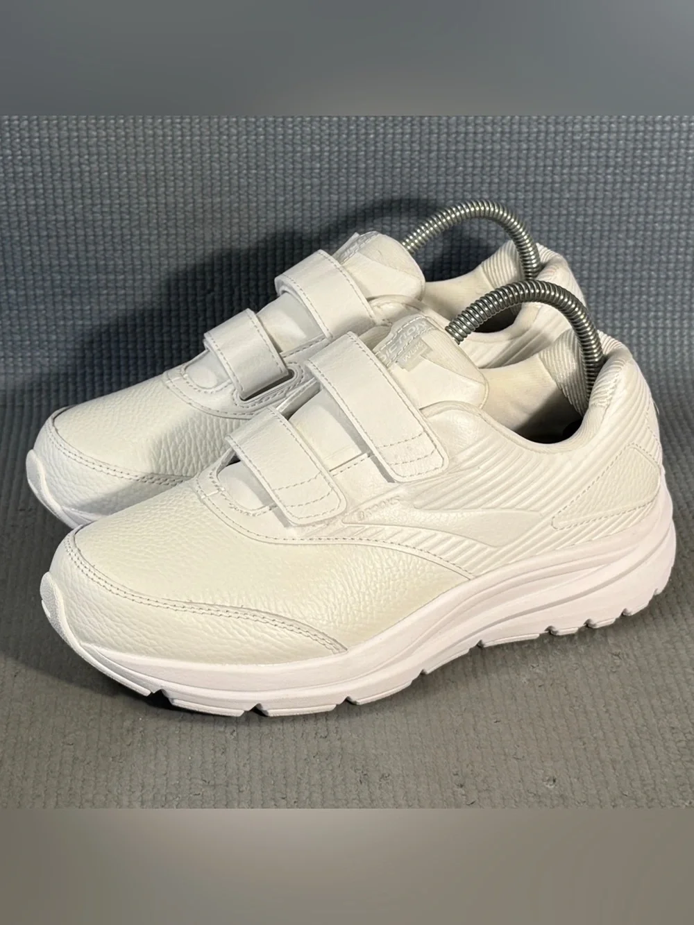 Brooks Addiction Walker V-Strap 2 White Sneakers Women’s Size 7